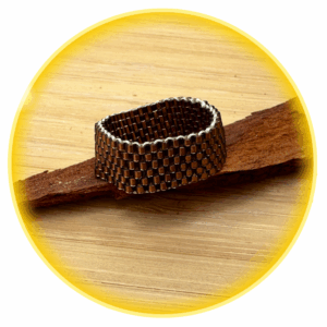 032 lesklý hnědý