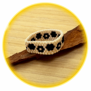 039 béžový s černými květy