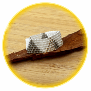 048 šedé, stříbrné a bílé pyramidy