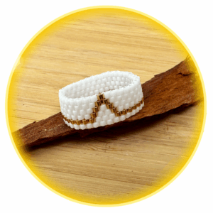 051 bílý se zlatou linkou