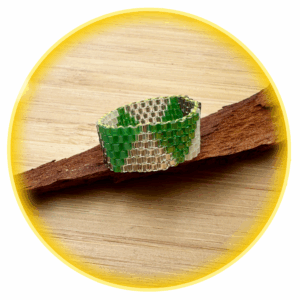 067 zelené, stříbrné a šedé pyramidy