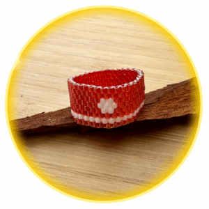 082 červený s bílou kytičkou a linkou